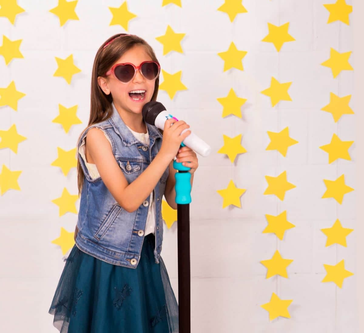 B. TOYS MIC IT SHINE MICROPHONE WITH LIGHT UP STAND — image 2 of 4