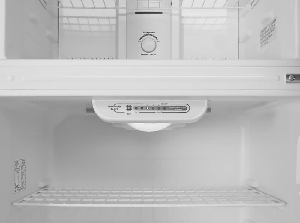 Insigniaâ„¢ - 18.1 Cu. Ft. Top-Freezer Refrigerator - White — image 5 of 6