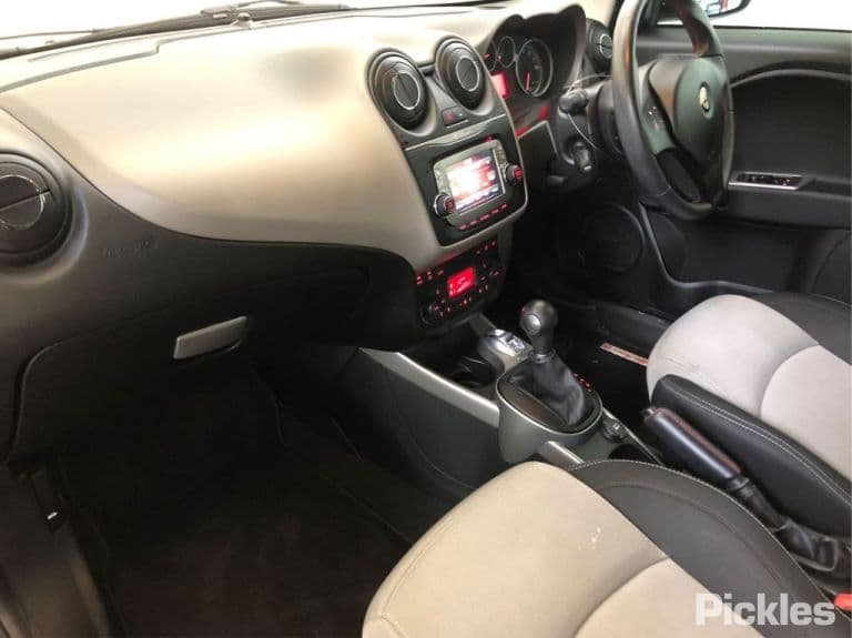 2014 Alfa Romeo Mito — image 4 of 11