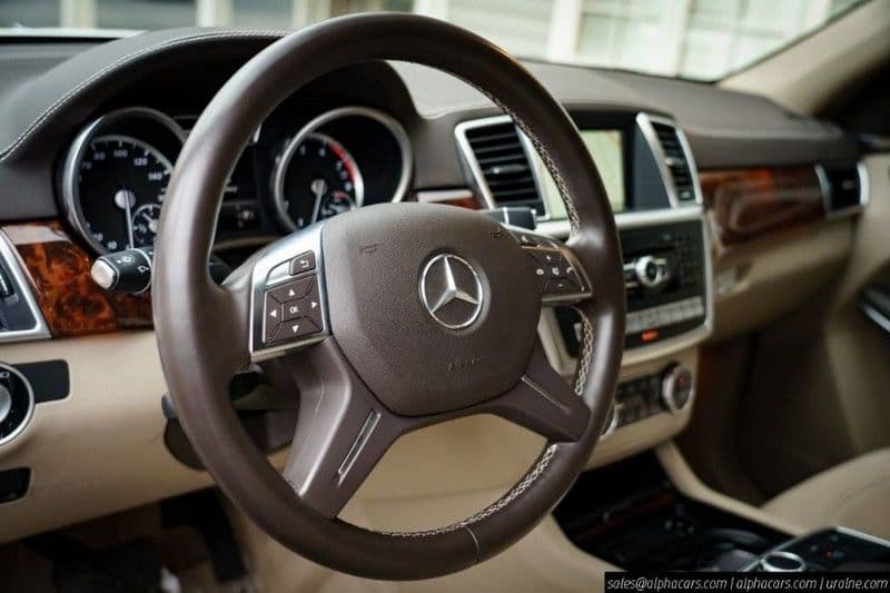 2016 Mercedes-Benz GL550 4Matic Designo — image 2 of 20