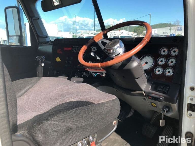 2013 Freightliner Coronado — image 2 of 8
